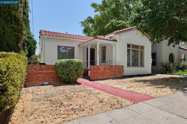 1335 Pine St, Pittsburg CA: https://media.crmls.org/mediaz/f1745838-445f-4745-8ea2-4ac10e0839c8.jpg