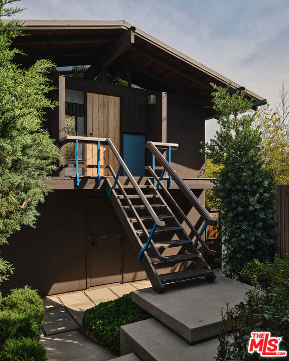 2052 Mayview Drive, Los Angeles CA: https://media.crmls.org/mediaz/f1763285-41c8-49eb-bed5-ddbe120335e2.jpg