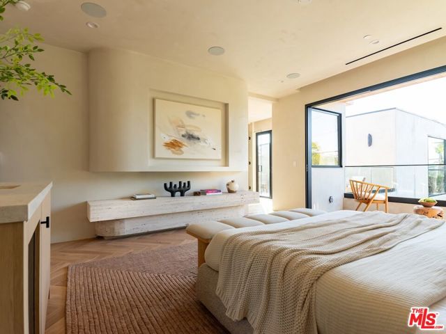 517 N Edinburgh Avenue, Los Angeles CA: https://media.crmls.org/mediaz/f17724cd-1148-4e84-bc88-bd1a020fc1a6.jpg