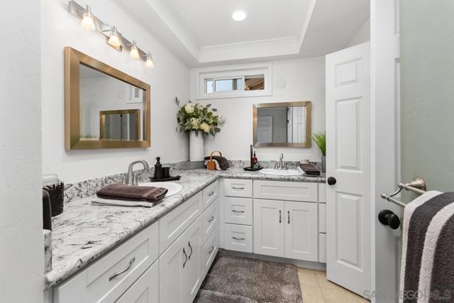 1776 Calle Del Arroyo, San Marcos CA: https://media.crmls.org/mediaz/f177b2ec-7887-4189-90ea-d0589e698084.jpg