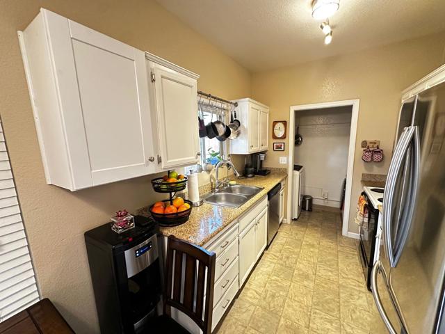 831 El Pinal Lane, Los Banos CA: https://media.crmls.org/mediaz/f178260b-9a74-4cdc-a3c8-1212a73773d2.jpg