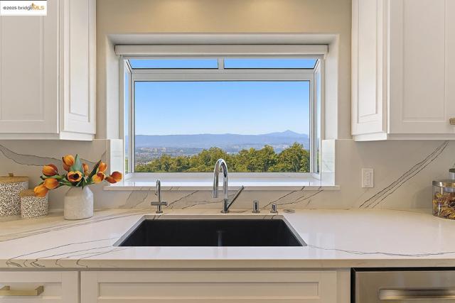 6413 Gwin Ct, Oakland CA: https://media.crmls.org/mediaz/f178b437-1759-4450-90c9-90ce07c20816.jpg