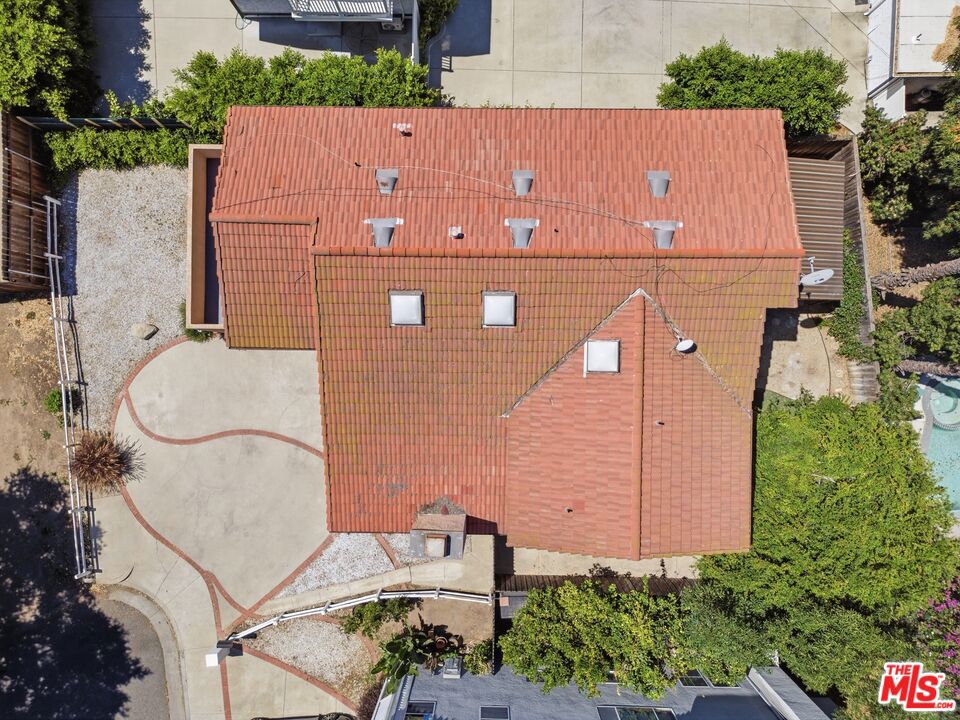 https://media.crmls.org/mediaz/f179b1e5-59c8-4b81-bc44-9aad274df7cd.jpg?preset=X-Large