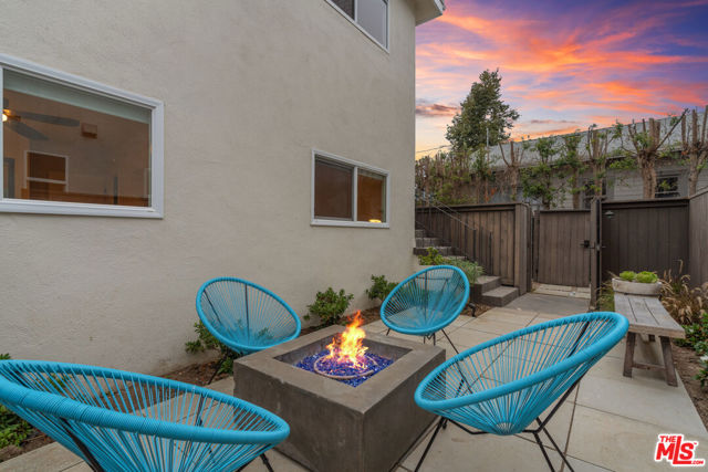 705 6th Avenue, Venice CA: https://media.crmls.org/mediaz/f179debf-e180-450b-89fc-138efea319d4.jpg