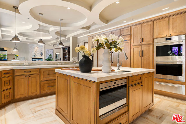 2468 Coldwater Canyon Drive, Beverly Hills CA: https://media.crmls.org/mediaz/f17a1510-683a-4c89-a8ce-aaec960e69bc.jpg