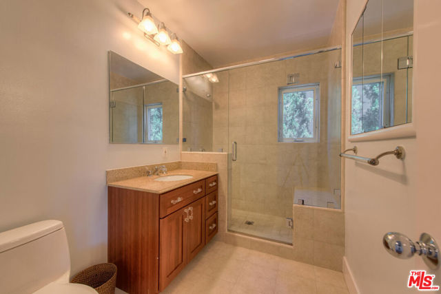 Upstairs Ensuite Bath