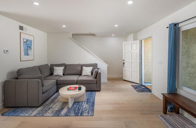 1680 N Coast Hwy 101, Encinitas CA: https://media.crmls.org/mediaz/f17bca20-815b-4768-b849-ea33915f33ef.jpg