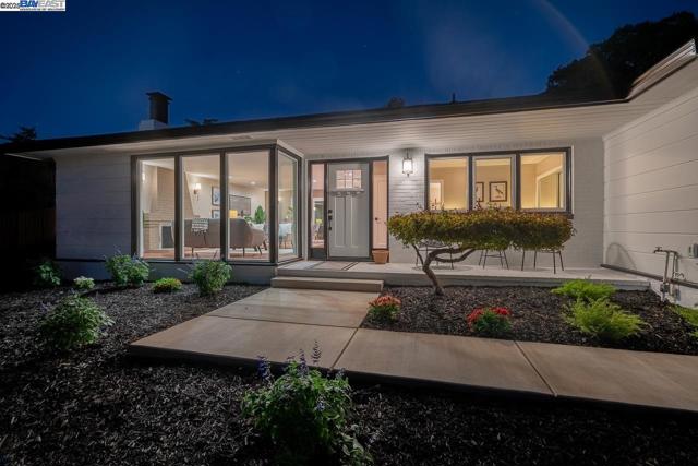 2818 Steinmetz Way, Oakland CA: https://media.crmls.org/mediaz/f17c34ca-05ab-43b7-b2df-a5f1b62186aa.jpg