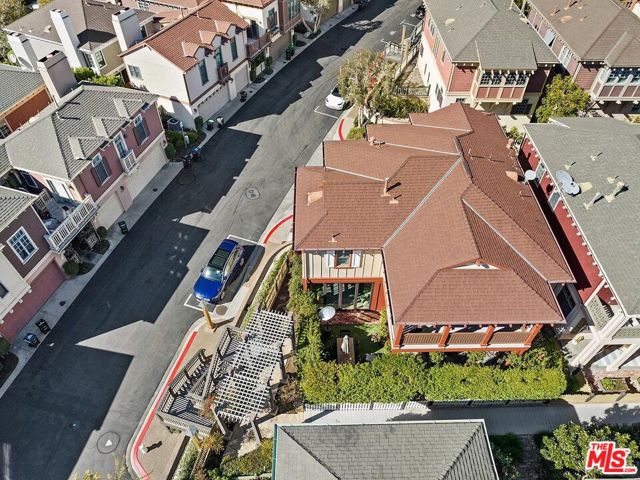 2584 Bungalow Place, Corona del Mar CA: https://media.crmls.org/mediaz/f17c789e-c788-4896-a4e4-4740b6c6fa17.jpg