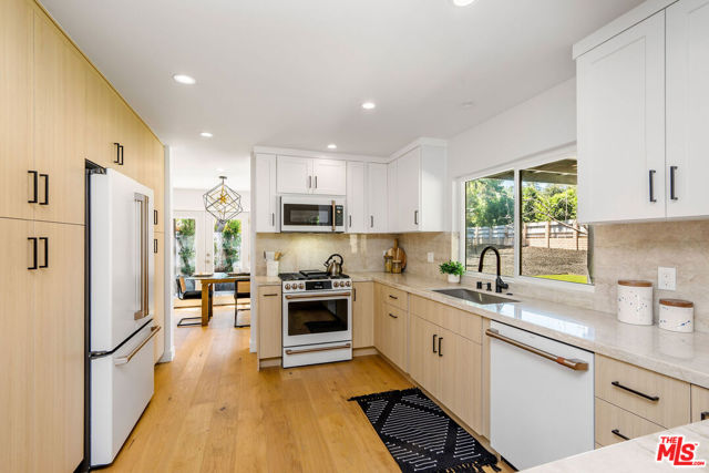 22357 Welby Way, Woodland Hills CA: https://media.crmls.org/mediaz/f17d5c61-48e9-472e-a87b-dcfe3a05c533.jpg