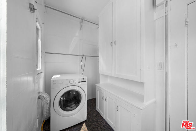 107 S Lucerne Boulevard, Los Angeles CA: https://media.crmls.org/mediaz/f17e0a84-103b-446e-a041-7ae865a96f7d.jpg