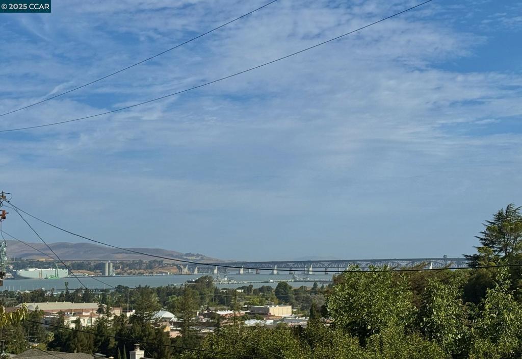 https://media.crmls.org/mediaz/f17ecc1f-900f-4e07-8251-8af80557a634.jpg?preset=X-Large