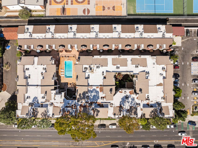 6323 Reseda Boulevard, Tarzana CA: https://media.crmls.org/mediaz/f17ee6cd-0026-44b2-8870-aa99a67a6a6d.jpg