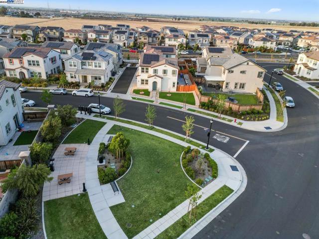 251 E Wrigleys Ave, Mountain House CA: https://media.crmls.org/mediaz/f17fcb2a-9ee5-4dcf-a8df-755b7d4c93a1.jpg