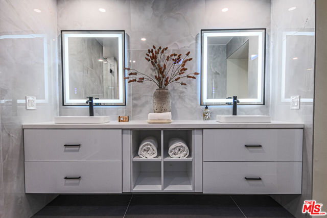 133 S Oakhurst Drive, Beverly Hills CA: https://media.crmls.org/mediaz/f17fd632-5549-422a-a76a-24b40a86f272.jpg