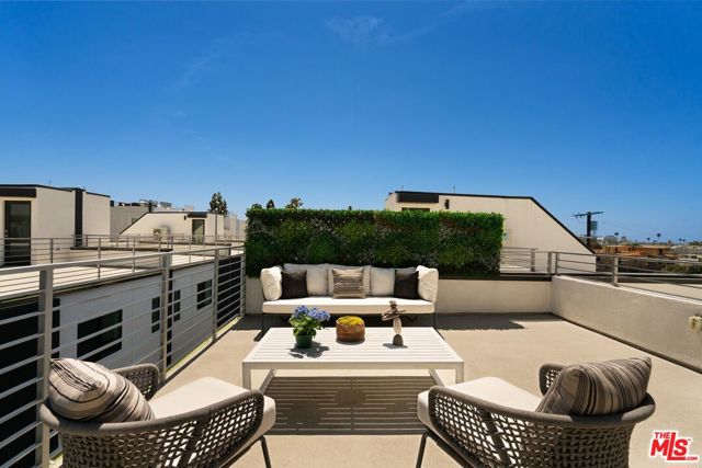 3807 S Verona Court, Los Angeles CA: https://media.crmls.org/mediaz/f18021cc-da13-4c7c-9bb9-8a00fd7be06c.jpg