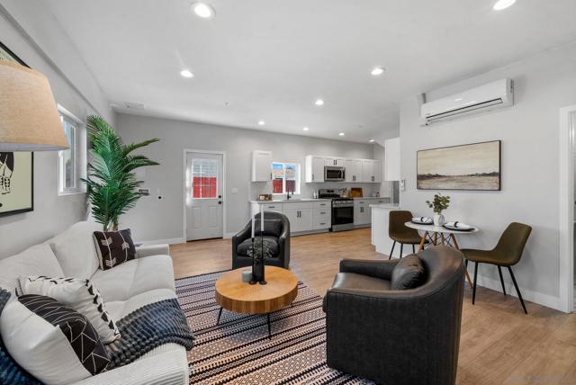 523 9th St, Imperial Beach CA: https://media.crmls.org/mediaz/f182055c-7537-4e84-b799-e92797060b74.jpg