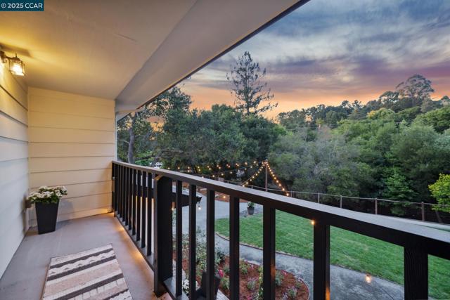 6 Greenwood Ct, Orinda CA: https://media.crmls.org/mediaz/f183d328-8006-440d-82ff-18dc2dbc4097.jpg
