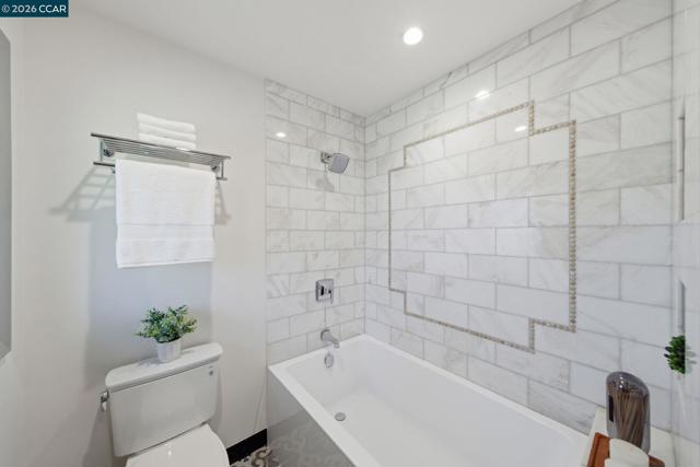 Image 33 of 51 For 101 Oxford Dr