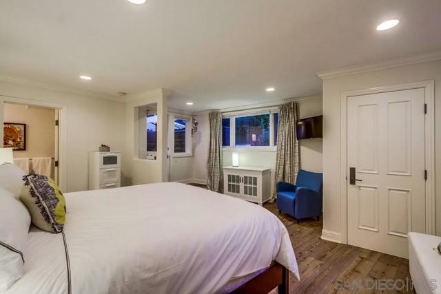 7651 Country Club Drive, La Jolla CA: https://media.crmls.org/mediaz/f18872c4-7579-4532-96a5-82db00952046.jpg