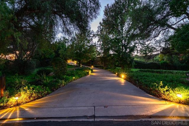 11 Country Glen Rd, Fallbrook CA: https://media.crmls.org/mediaz/f189f848-ad06-4fe8-af28-8bf5177c0946.jpg