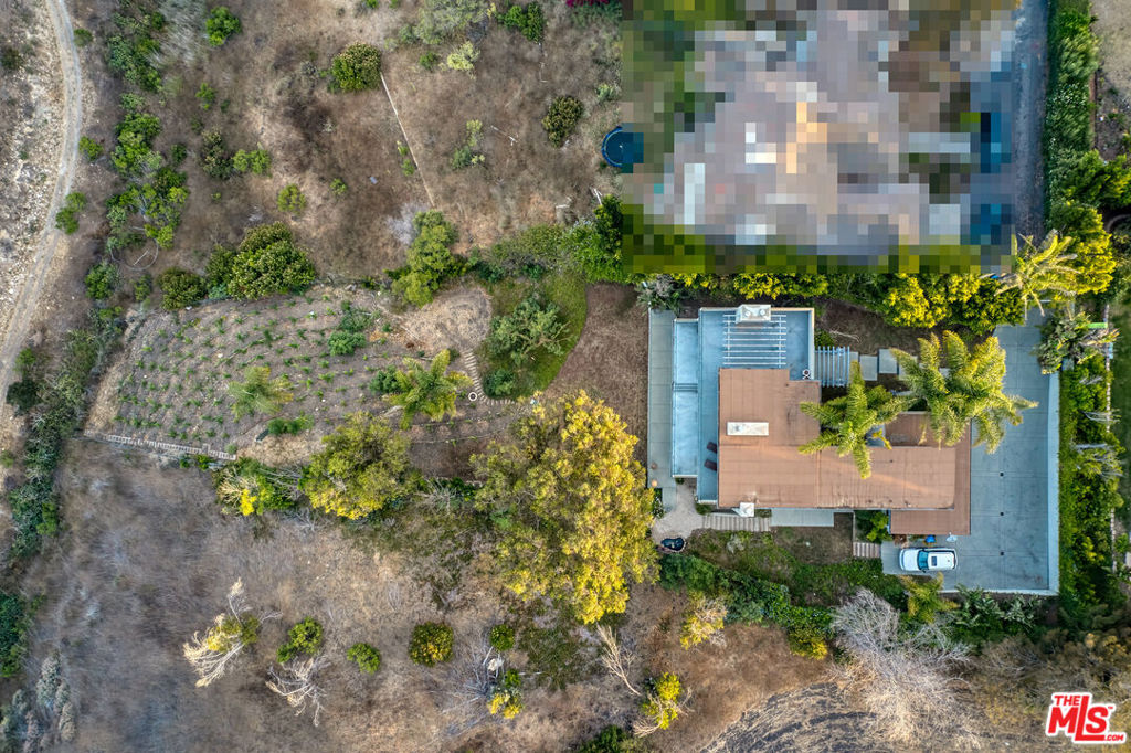 https://media.crmls.org/mediaz/f18a369a-f813-4882-b045-ac276622b302.jpg?preset=X-Large