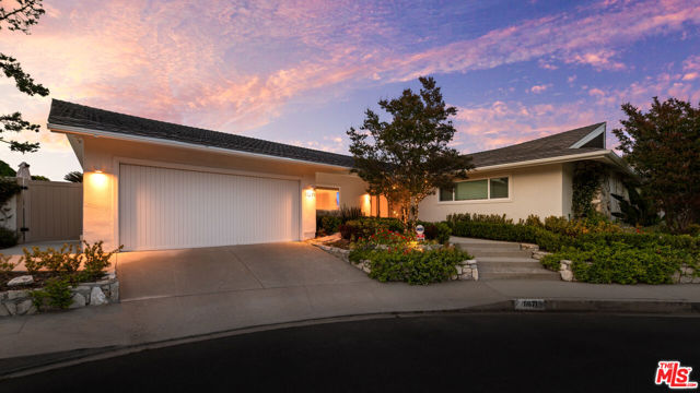 11671 Dona Alicia Place, Studio City CA: https://media.crmls.org/mediaz/f18ad393-a4ea-4e1b-b65a-7fba5caba837.jpg