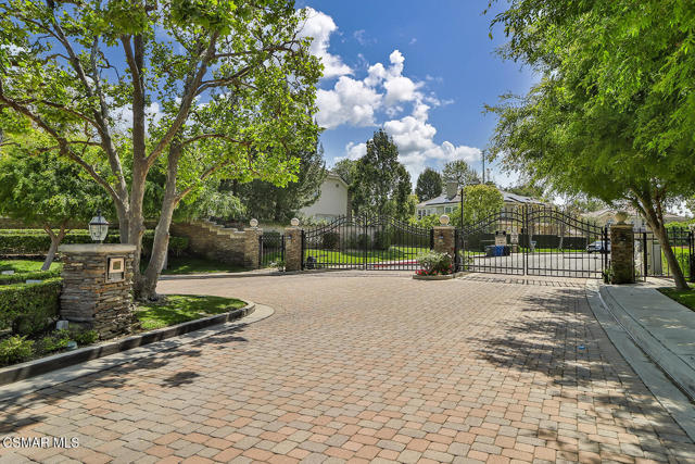 2589 Featherwood Street, Westlake Village CA: https://media.crmls.org/mediaz/f18b4844-e86e-4857-8db6-75408b259808.jpg