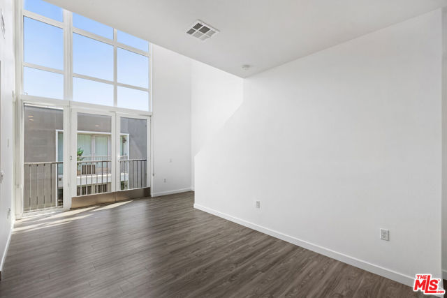 5750 E Hollywood Boulevard, Los Angeles CA: https://media.crmls.org/mediaz/f18b633e-3979-4e1f-bfbe-77145d70fe4c.jpg