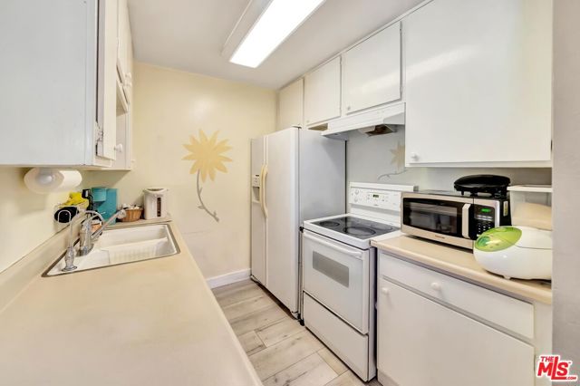 320 S Ardmore Avenue, Los Angeles CA: https://media.crmls.org/mediaz/f18bfa82-9060-4a15-9d66-3c9f4a85b048.jpg