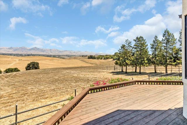 275 Nicholson Drive, Hollister CA: https://media.crmls.org/mediaz/f18cc26d-43c2-4417-97fa-870043cd14f2.jpg