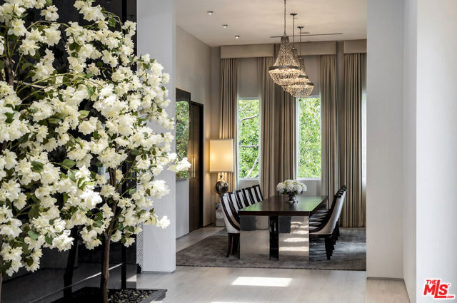 901 Oxford Way, Beverly Hills CA: https://media.crmls.org/mediaz/f18cf5e4-683b-4dee-a390-74d98ba9b298.jpg