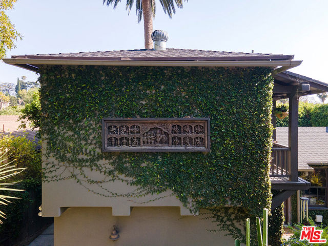 6626 Cahuenga Terrace, Los Angeles CA: https://media.crmls.org/mediaz/f18d0855-346b-4303-abf0-ea82367d66fa.jpg