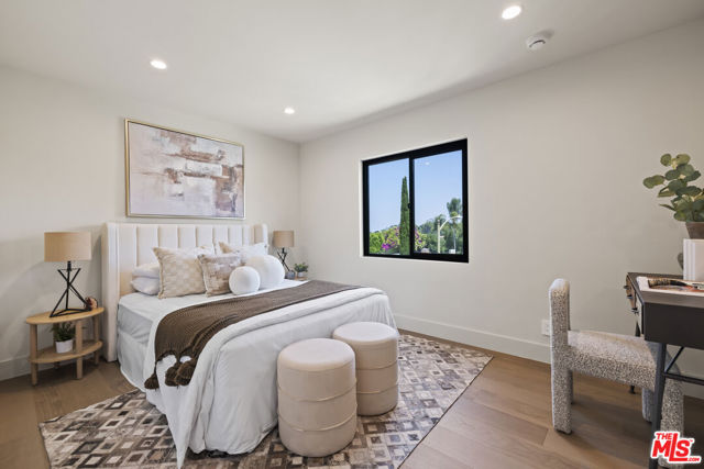 11268 Dona Lola Drive, Studio City CA: https://media.crmls.org/mediaz/f18d43b8-e0f9-4b4b-933e-1f8e16c0ee82.jpg
