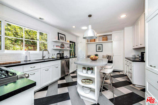 4150 Elmer Avenue, Studio City CA: https://media.crmls.org/mediaz/f18de413-f0e8-40fd-abca-07641eb5b149.jpg