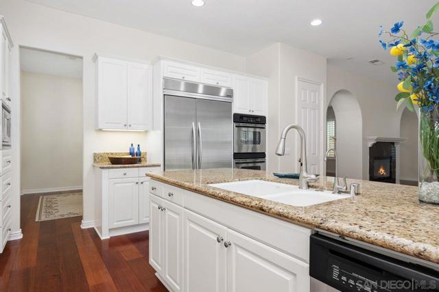 4772 Sunset Heights Ct, San Diego CA: https://media.crmls.org/mediaz/f18e1c42-dedb-472a-875d-fa72a6f780cb.jpg