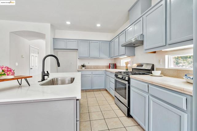1261 King Loop, Tracy CA: https://media.crmls.org/mediaz/f18f95cb-2eb8-421f-9d98-3a2498d35cfc.jpg