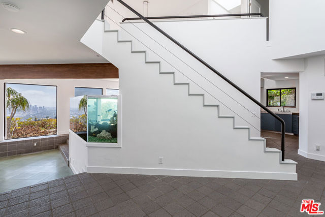8424 Grand View Drive, Los Angeles CA: https://media.crmls.org/mediaz/f18fef30-4ebe-406c-be95-0273018559e8.jpg