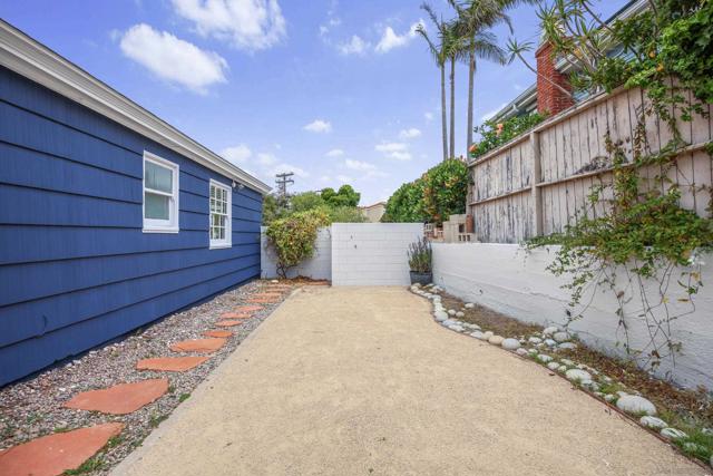 1205 Park Row, La Jolla CA: https://media.crmls.org/mediaz/f19054ca-7b6b-49e2-ac96-c0ead73c06c0.jpg
