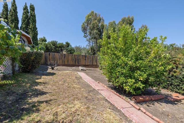 2643 99Th Ave, Oakland CA: https://media.crmls.org/mediaz/f19089be-dc10-4001-89be-bd55c438d870.jpg