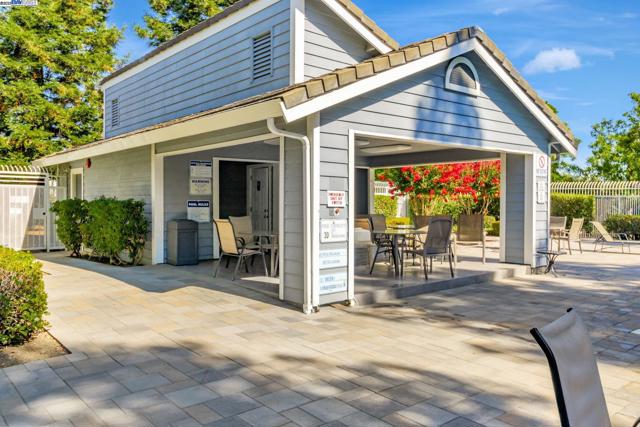 385 Kensington Cmn, Livermore CA: https://media.crmls.org/mediaz/f19137db-dc76-4729-b0fc-3f6eb797509b.jpg