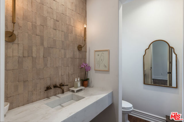 2052 Shadow Creek Drive, Agoura Hills CA: https://media.crmls.org/mediaz/f19148cc-a283-499e-8d78-39642f9ef9ef.jpg
