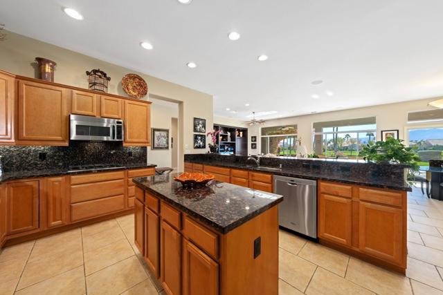78795 Alliance Way, Palm Desert CA: https://media.crmls.org/mediaz/f19211fc-05ed-4f6a-bf11-665dae7f6572.jpg