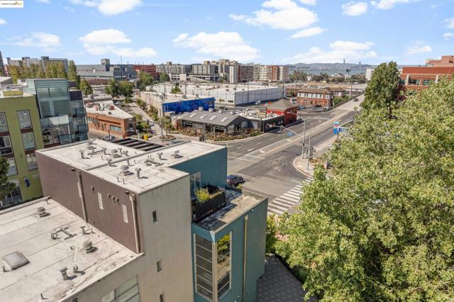 1364 Powell St, Emeryville CA: https://media.crmls.org/mediaz/f192d711-c2aa-4242-9c96-852fe171edb1.jpg