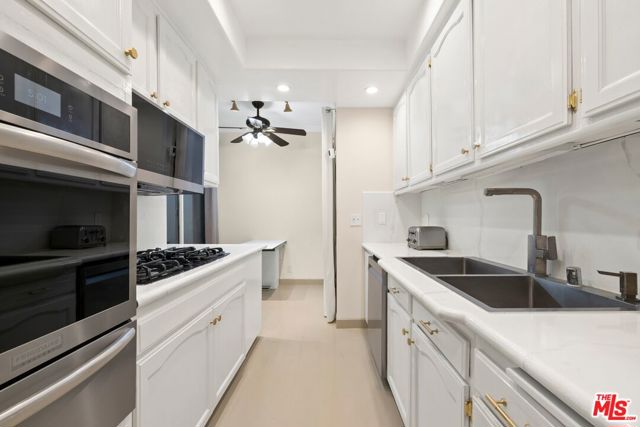 8455 Fountain Avenue, West Hollywood CA: https://media.crmls.org/mediaz/f1938454-d7cf-49a9-a081-febe29dd19b1.jpg