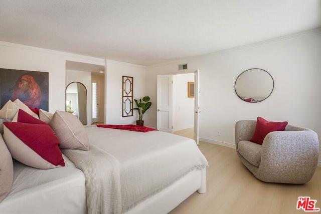 5136 Los Bonitos Way, Los Angeles CA: https://media.crmls.org/mediaz/f1948d78-3bf8-4079-8773-767a18509b49.jpg