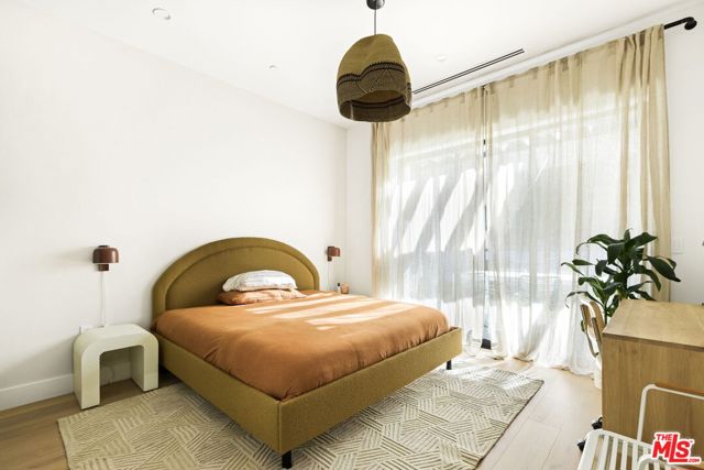 6310 Mirror Lake Drive, Los Angeles CA: https://media.crmls.org/mediaz/f1949694-a052-47b4-92df-ff5a0b351aca.jpg