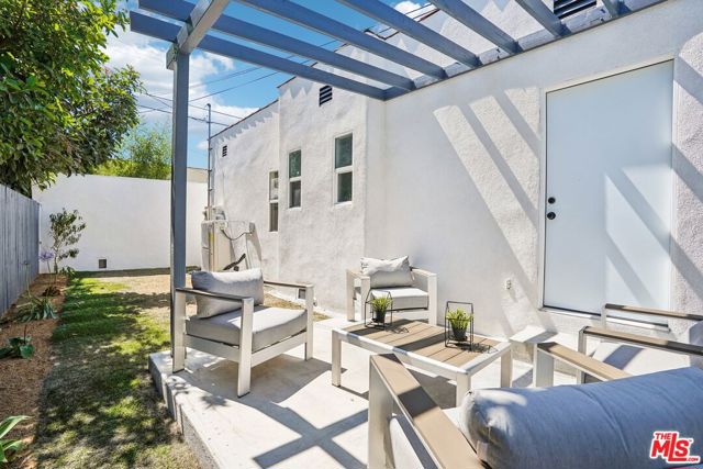 4438 W 28th Street, Los Angeles CA: https://media.crmls.org/mediaz/f19521e6-4515-46ea-96cb-6155bed3fa30.jpg