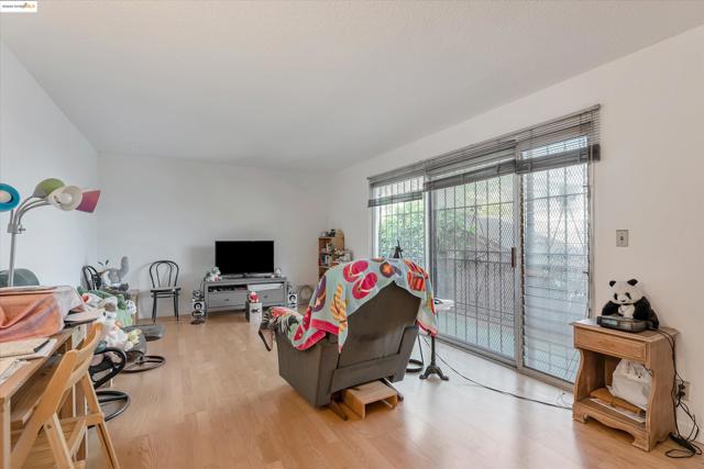 567 Oakland Ave, Oakland, California 94611, 1 Bedroom Bedrooms, ,1 BathroomBathrooms,Condominium,For Sale,Oakland Ave,41083171