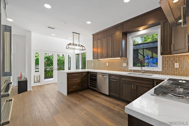 716 Glenview Ln, La Jolla CA: https://media.crmls.org/mediaz/f1973023-db54-42df-b5a4-5d0f29b80ba2.jpg